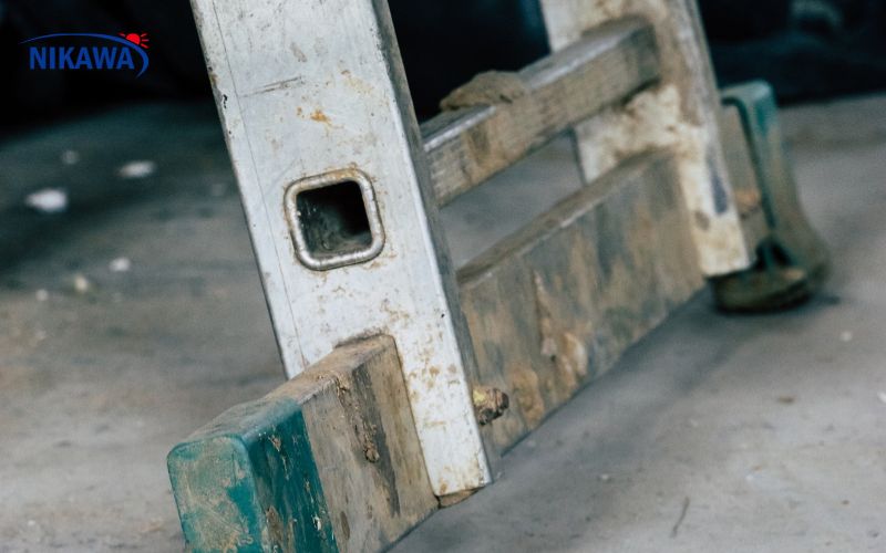 Thang nhôm đã qua sử dụng có thể bị mài mòn, hư hỏng hoặc biến dạng